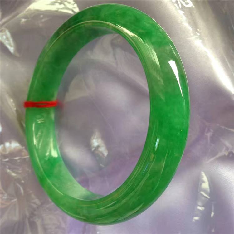 糯种翡翠中的绿丝是什么冰糯种帝王绿翡翠价格-第1张图片-翡翠网 糯种翡翠中的绿丝是什么冰糯种帝王绿翡翠价格-第1张图片-翡翠网