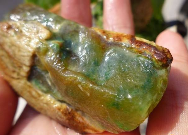 黄加绿翡翠原石效果大马砍赌石黄加绿翡翠-第2张图片-翡翠网 黄加绿翡翠原石效果大马砍赌石黄加绿翡翠-第2张图片-翡翠网