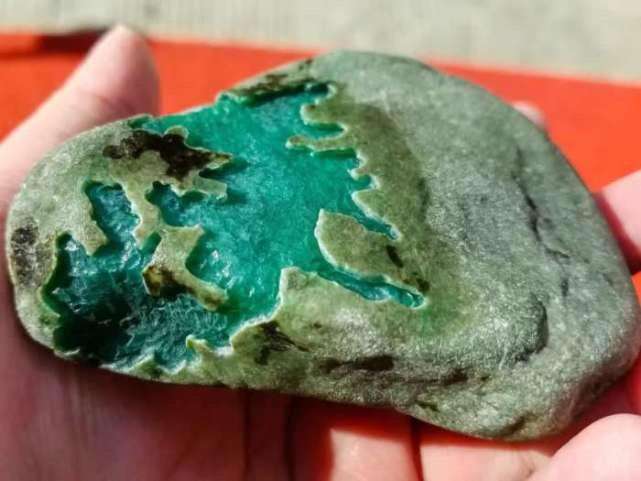 翡翠的颜色怎么形成,红绿色翡翠原石-第1张图片-翡翠网 翡翠的颜色怎么形成,红绿色翡翠原石-第1张图片-翡翠网