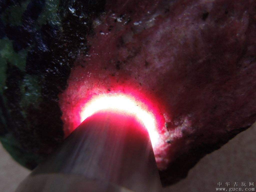 翡翠的颜色怎么形成,红绿色翡翠原石-第2张图片-翡翠网 翡翠的颜色怎么形成,红绿色翡翠原石-第2张图片-翡翠网