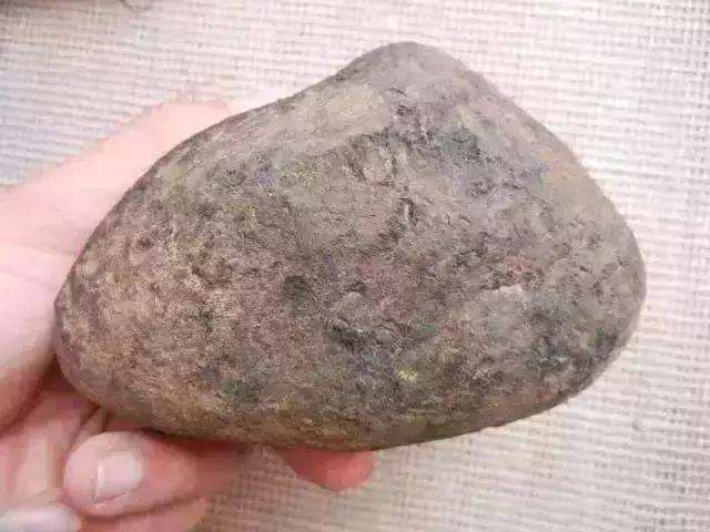 翡翠原石皮自然掉翡翠原石铁锈皮的好吗-第1张图片-翡翠网 翡翠原石皮自然掉翡翠原石铁锈皮的好吗-第1张图片-翡翠网