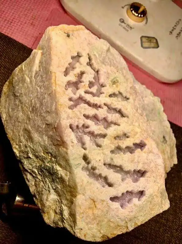 关于木那场口翡翠原石皮壳砂发特征的信息-第1张图片-翡翠网 关于木那场口翡翠原石皮壳砂发特征的信息-第1张图片-翡翠网