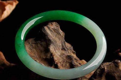 翡翠手镯怎样保存不会变形的简单介绍-第1张图片-翡翠网 翡翠手镯怎样保存不会变形的简单介绍-第1张图片-翡翠网