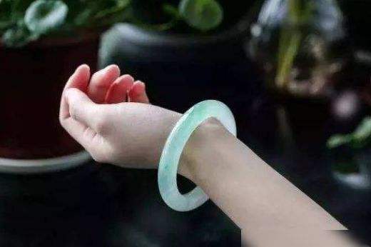 翡翠手镯怎样保存不会变形的简单介绍-第2张图片-翡翠网 翡翠手镯怎样保存不会变形的简单介绍-第2张图片-翡翠网