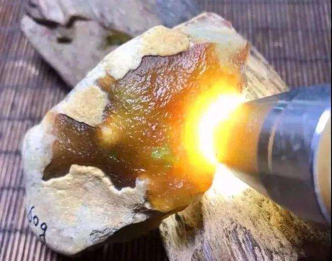 包含翡翠原石和石头的区别的词条-第1张图片-翡翠网 包含翡翠原石和石头的区别的词条-第1张图片-翡翠网