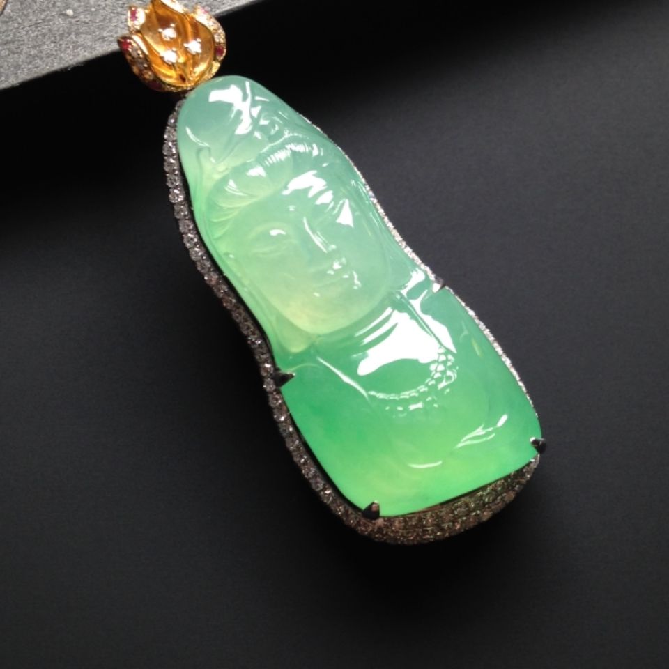 正色翡翠价格,翡翠的色点会影响价格吗-第1张图片-翡翠网 正色翡翠价格,翡翠的色点会影响价格吗-第1张图片-翡翠网