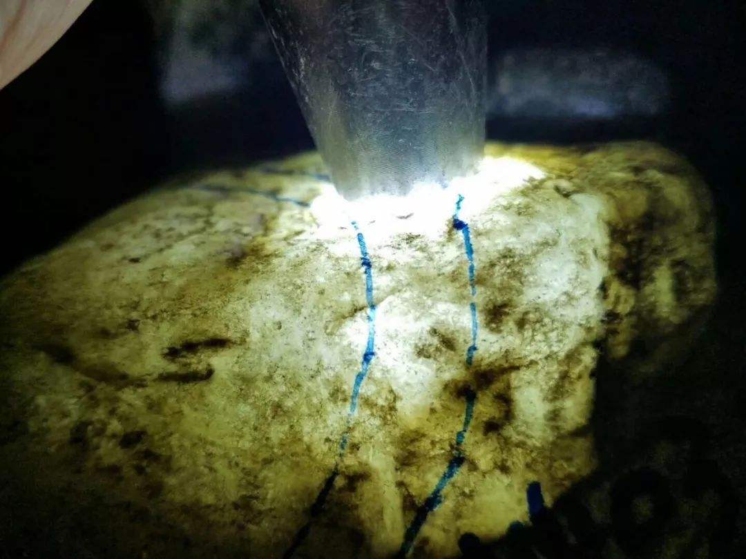 翡翠打灯全透原石翡翠原石黄皮黄雾好吗-第1张图片-翡翠网 翡翠打灯全透原石翡翠原石黄皮黄雾好吗-第1张图片-翡翠网