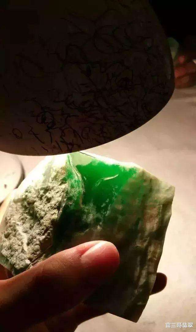 关于有品质的翡翠原石10年后价值的信息-第2张图片-翡翠网 关于有品质的翡翠原石10年后价值的信息-第2张图片-翡翠网