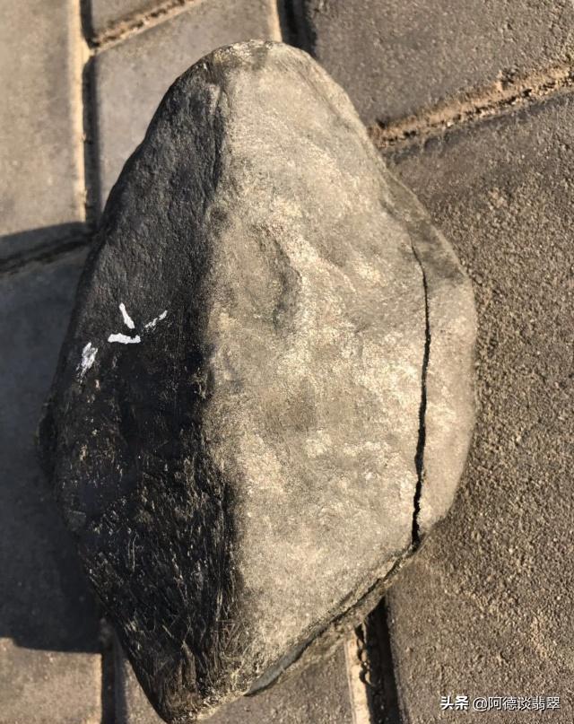 莫湾基老蜡皮翡翠原石莫湾基怎么分辨油青-第1张图片-翡翠网 莫湾基老蜡皮翡翠原石莫湾基怎么分辨油青-第1张图片-翡翠网