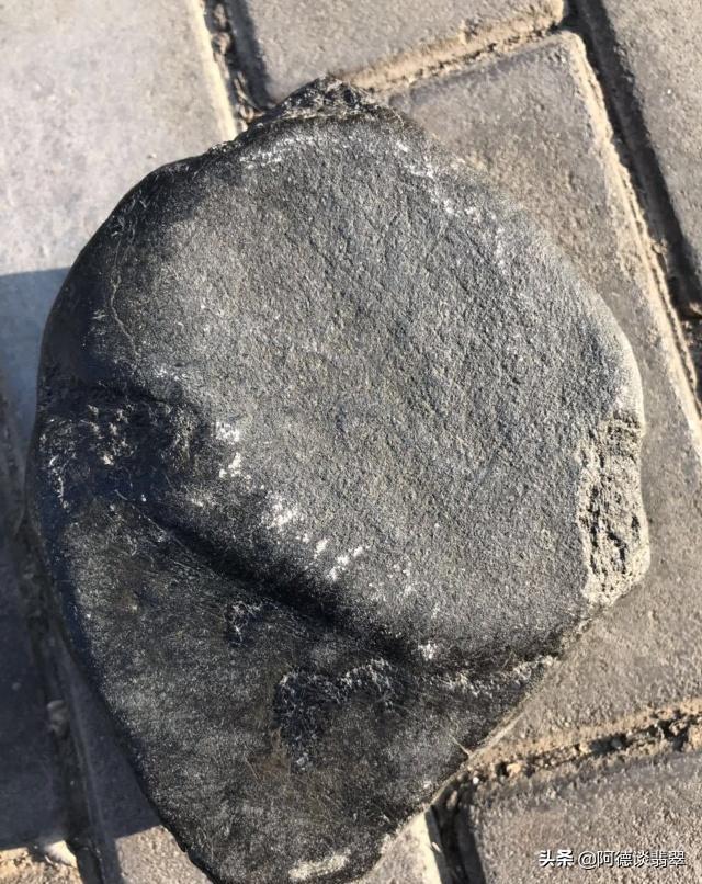 莫湾基老蜡皮翡翠原石莫湾基怎么分辨油青-第2张图片-翡翠网 莫湾基老蜡皮翡翠原石莫湾基怎么分辨油青-第2张图片-翡翠网