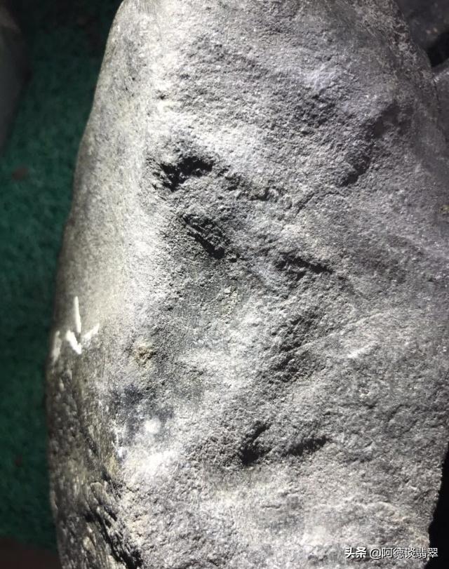 莫湾基老蜡皮翡翠原石莫湾基怎么分辨油青-第3张图片-翡翠网 莫湾基老蜡皮翡翠原石莫湾基怎么分辨油青-第3张图片-翡翠网