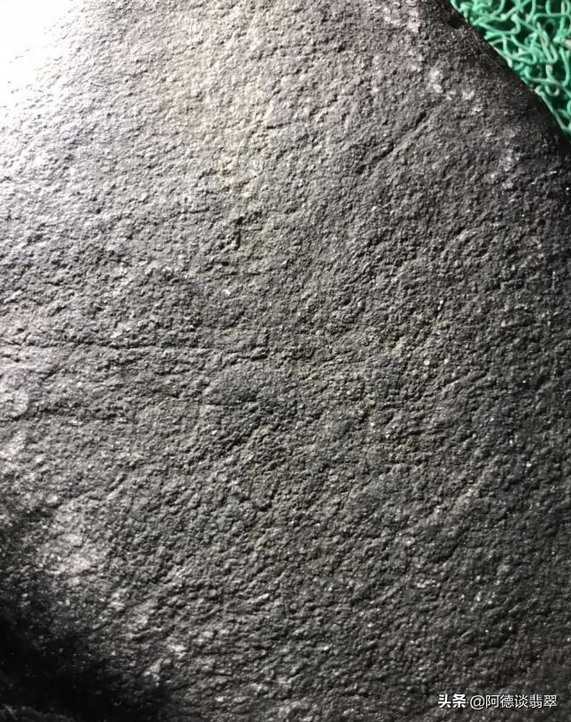 莫湾基老蜡皮翡翠原石莫湾基怎么分辨油青-第4张图片-翡翠网 莫湾基老蜡皮翡翠原石莫湾基怎么分辨油青-第4张图片-翡翠网