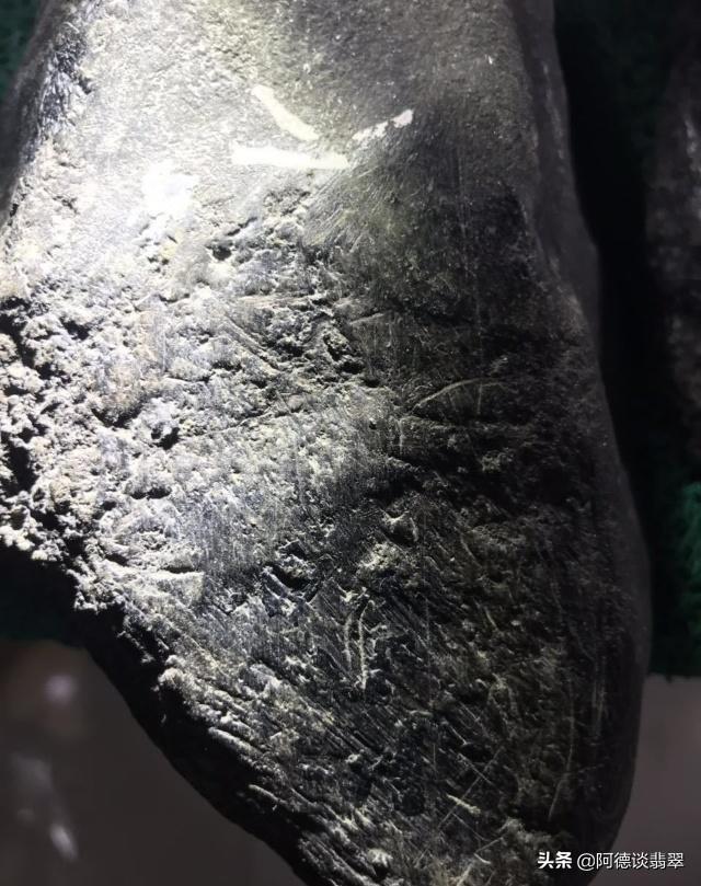 莫湾基老蜡皮翡翠原石莫湾基怎么分辨油青-第6张图片-翡翠网 莫湾基老蜡皮翡翠原石莫湾基怎么分辨油青-第6张图片-翡翠网