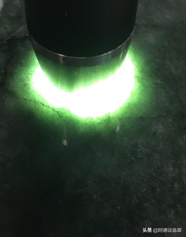 莫湾基老蜡皮翡翠原石莫湾基怎么分辨油青-第8张图片-翡翠网 莫湾基老蜡皮翡翠原石莫湾基怎么分辨油青-第8张图片-翡翠网