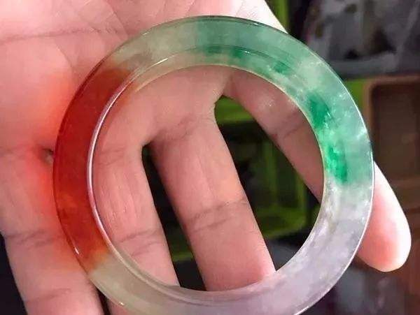 翡翠颜色等级和图片种类,翡翠颜色种类及图片-第2张图片-翡翠网 翡翠颜色等级和图片种类,翡翠颜色种类及图片-第2张图片-翡翠网