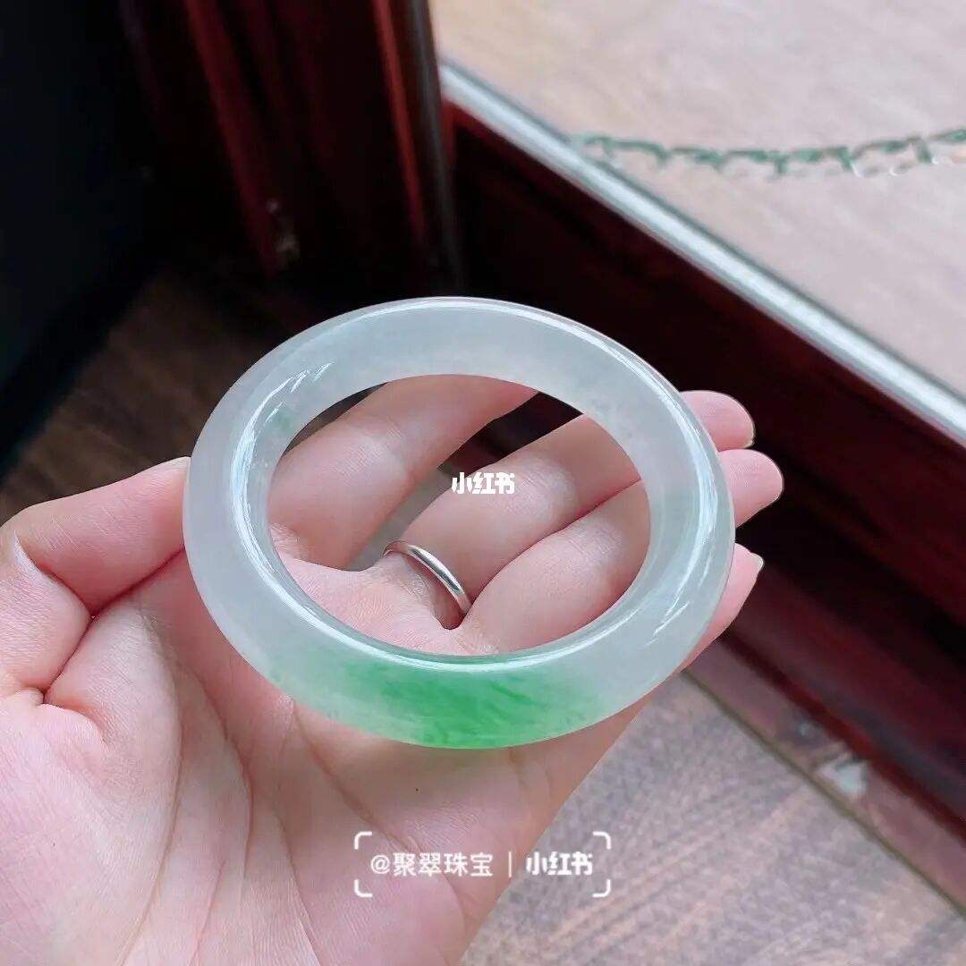 冰种帝王绿翡翠手镯翡翠冰种带绿手镯-第2张图片-翡翠网 冰种帝王绿翡翠手镯翡翠冰种带绿手镯-第2张图片-翡翠网