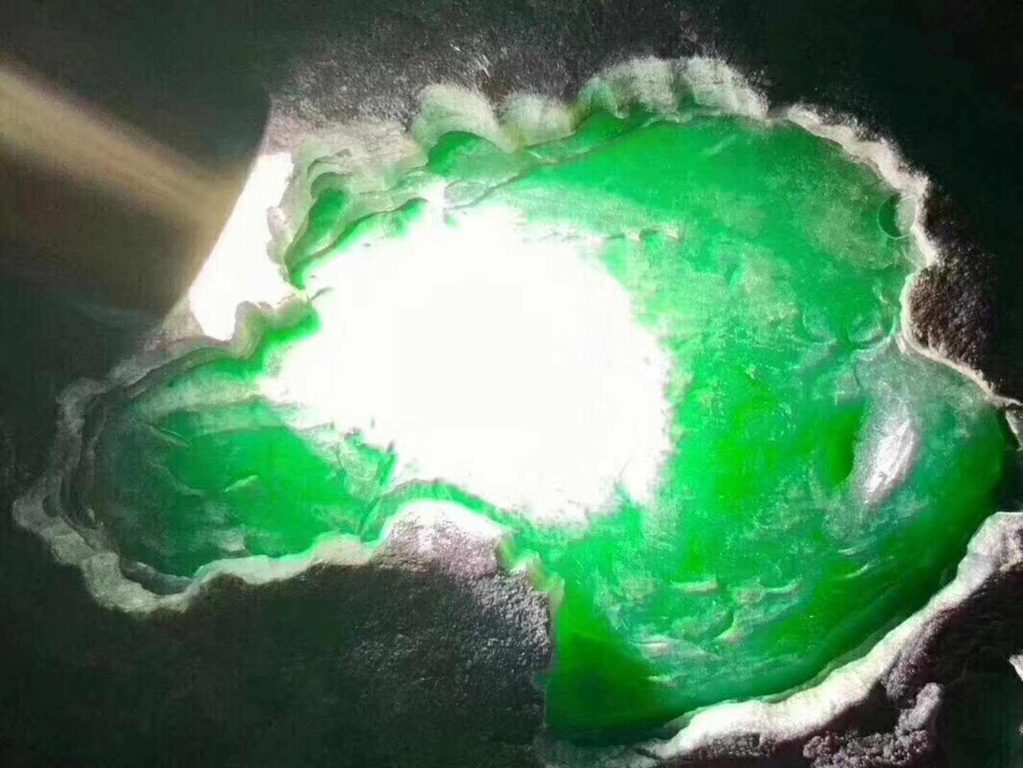 关于西宁玉器翡翠原石如何鉴别的信息-第2张图片-翡翠网 关于西宁玉器翡翠原石如何鉴别的信息-第2张图片-翡翠网