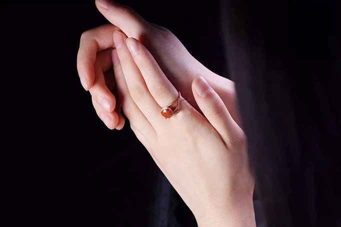 包含女人十个手指戴戒指的含义的词条-第1张图片-翡翠网 包含女人十个手指戴戒指的含义的词条-第1张图片-翡翠网