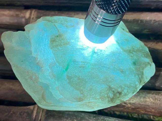 关于直播赌翡翠原石被骗应该怎样报警的信息-第1张图片-翡翠网 关于直播赌翡翠原石被骗应该怎样报警的信息-第1张图片-翡翠网