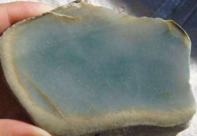 翡翠原石毛料造假的多吗,翡翠原石发青怎么回事-第1张图片-翡翠网 翡翠原石毛料造假的多吗,翡翠原石发青怎么回事-第1张图片-翡翠网