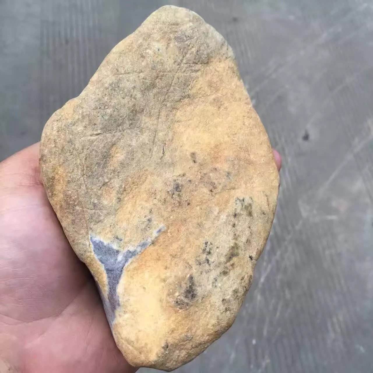 百三桥翡翠原石底色百三桥的翡翠什么特征-第1张图片-翡翠网