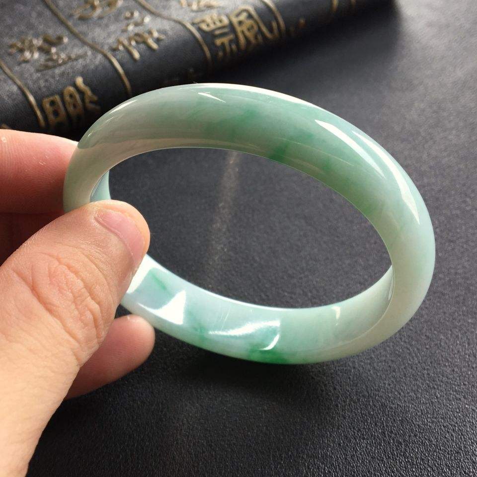 冰种翡翠贵妃镯价格的简单介绍-第1张图片-翡翠网 冰种翡翠贵妃镯价格的简单介绍-第1张图片-翡翠网