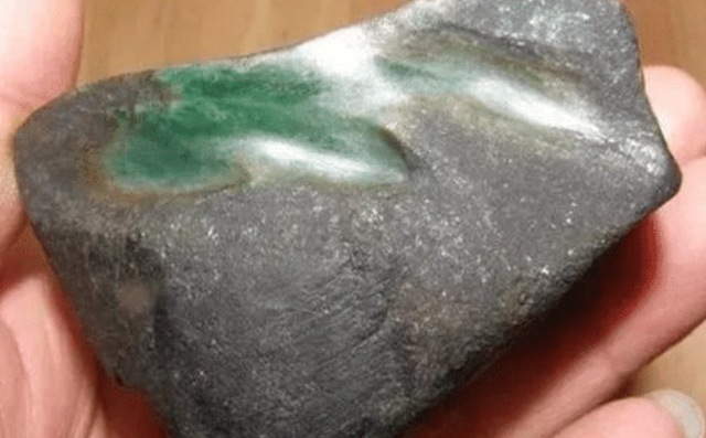 如何赌翡翠原石,赌石原石现场切割视频-第1张图片-翡翠网 如何赌翡翠原石,赌石原石现场切割视频-第1张图片-翡翠网