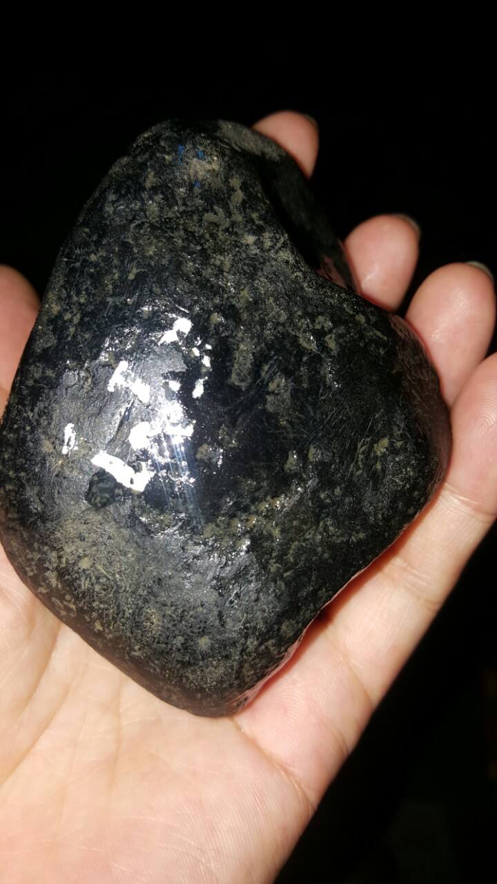 翡翠原石黑皮,表皮黑色的翡翠原石-第1张图片-翡翠网 翡翠原石黑皮,表皮黑色的翡翠原石-第1张图片-翡翠网