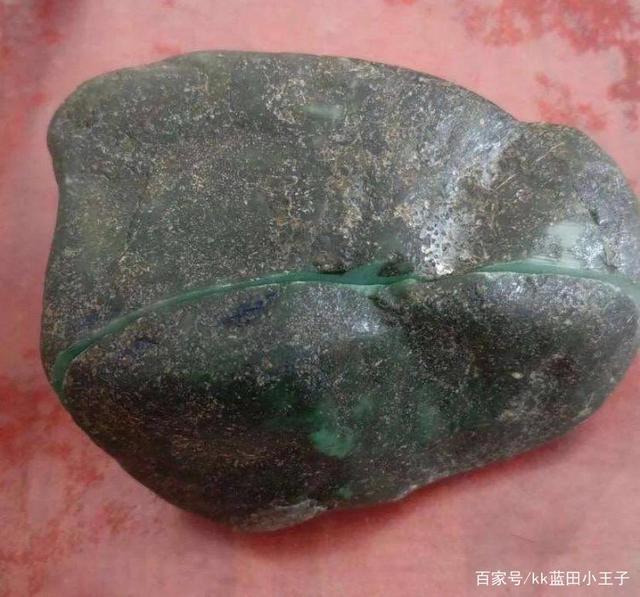 翡翠原石黑皮,表皮黑色的翡翠原石-第2张图片-翡翠网 翡翠原石黑皮,表皮黑色的翡翠原石-第2张图片-翡翠网