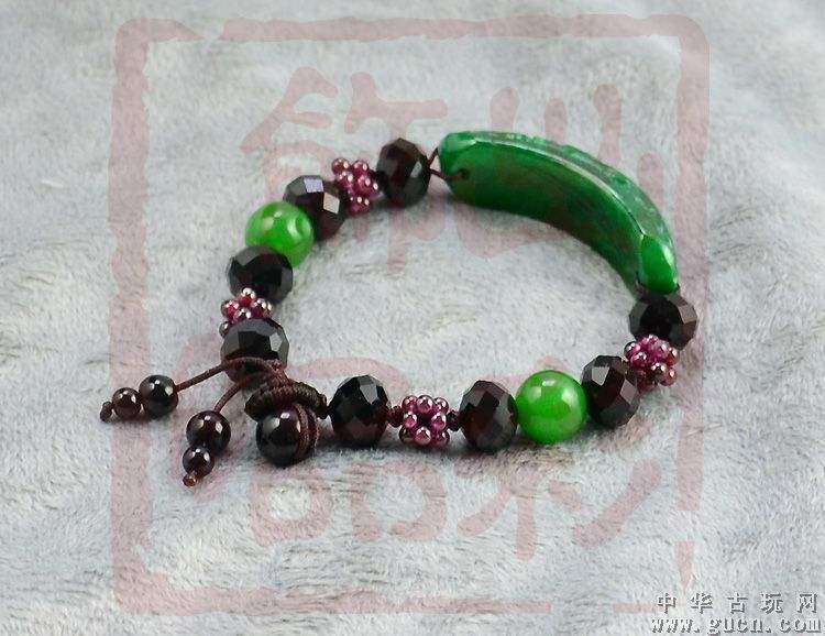 翡翠和石榴石一起戴,石榴石与翡翠手镯-第1张图片-翡翠网 翡翠和石榴石一起戴,石榴石与翡翠手镯-第1张图片-翡翠网