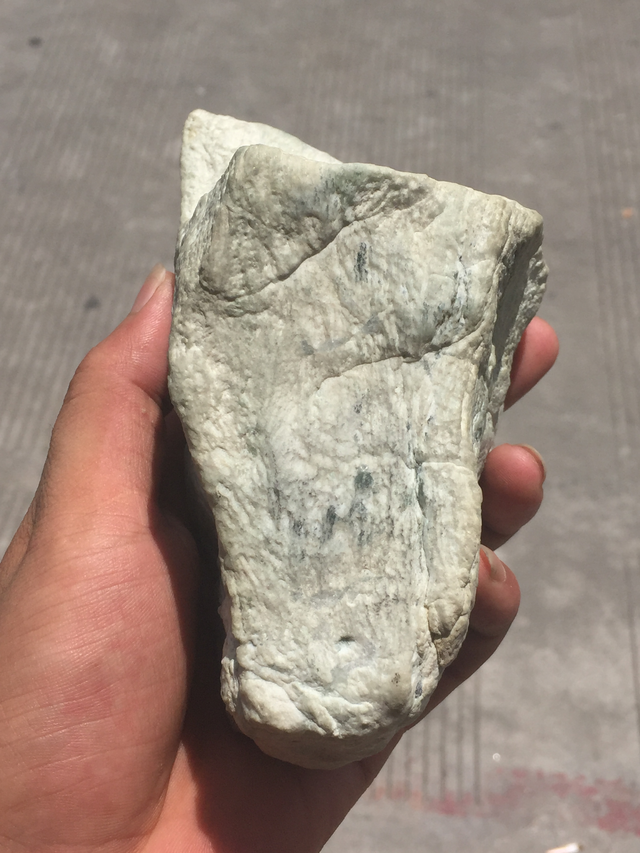 木那豆绿翡翠原石缅甸赌石木那场口特点-第1张图片-翡翠网 木那豆绿翡翠原石缅甸赌石木那场口特点-第1张图片-翡翠网