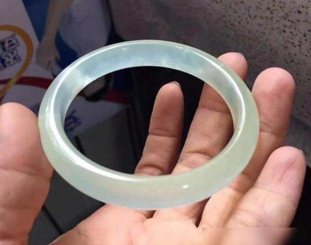 翡翠手镯哪里最便宜的翡翠手镯怎么选才是最好的-第2张图片-翡翠网 翡翠手镯哪里最便宜的翡翠手镯怎么选才是最好的-第2张图片-翡翠网