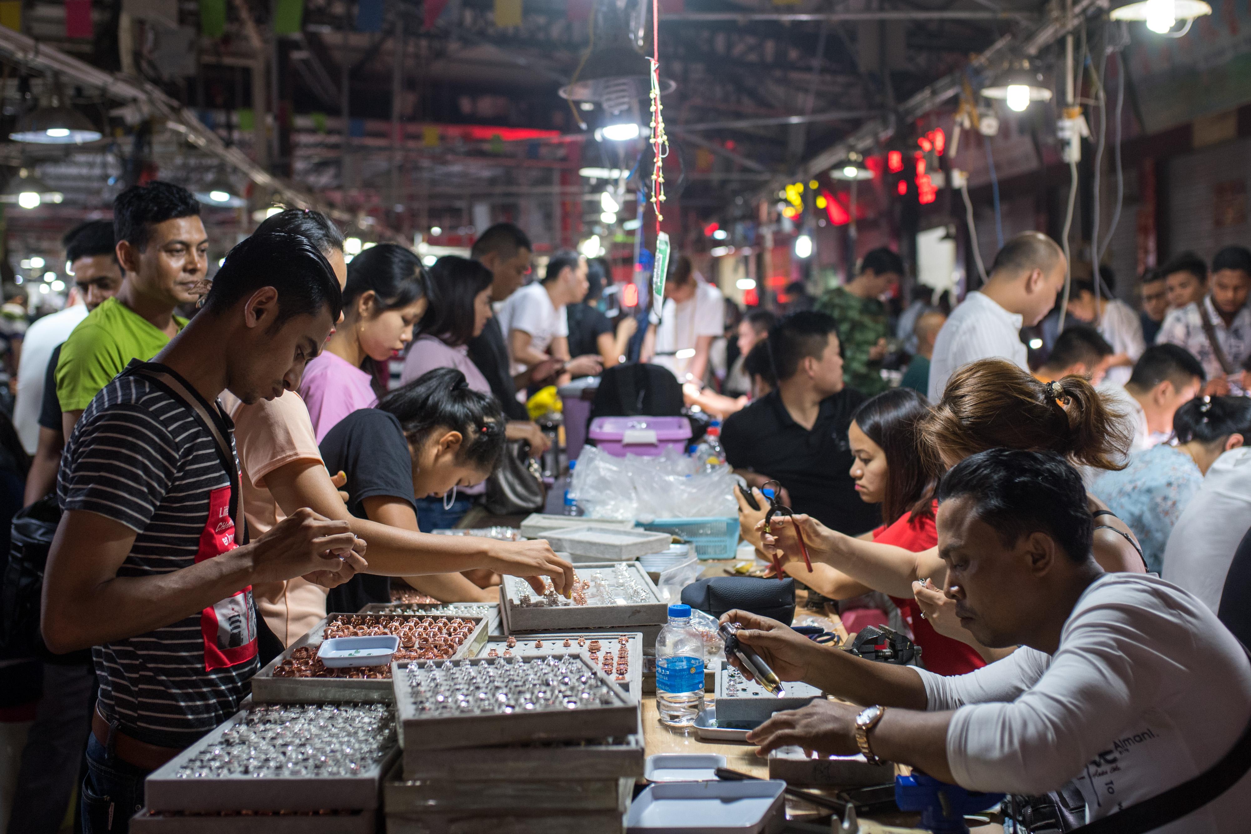 中国五大珠宝批发市场广东最大的珠宝市场在哪里-第2张图片-翡翠网 中国五大珠宝批发市场广东最大的珠宝市场在哪里-第2张图片-翡翠网