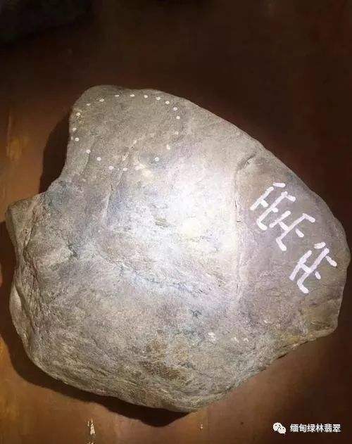 翡翠的皮壳表现及其特征翡翠原石皮壳儿及特征-第2张图片-翡翠网 翡翠的皮壳表现及其特征翡翠原石皮壳儿及特征-第2张图片-翡翠网