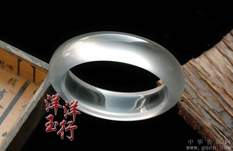 糯种白底飘绿翡翠手镯杨绿玻璃种翡翠手镯-第1张图片-翡翠网