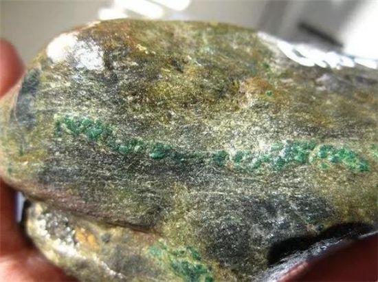 翡翠赌石24条口诀翻译翡翠原石口诀-第1张图片-翡翠网 翡翠赌石24条口诀翻译翡翠原石口诀-第1张图片-翡翠网