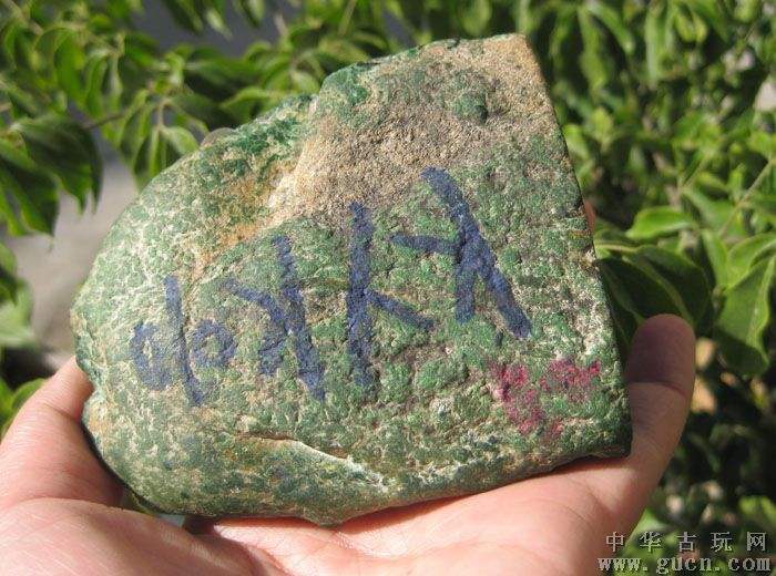 莫西沙大片癣和色藓加绿翡翠原石-第1张图片-翡翠网 莫西沙大片癣和色藓加绿翡翠原石-第1张图片-翡翠网