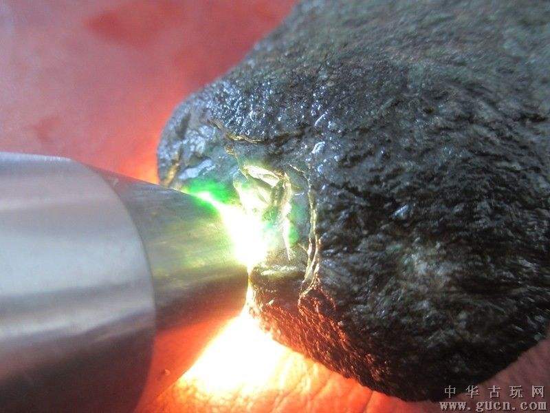 莫西沙大片癣和色藓加绿翡翠原石-第2张图片-翡翠网 莫西沙大片癣和色藓加绿翡翠原石-第2张图片-翡翠网