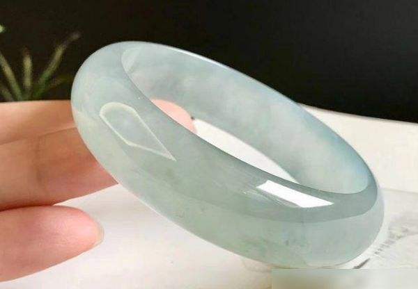 翡翠手镯盘玩注意事项,佩戴翡翠手镯的注意事项-第1张图片-翡翠网 翡翠手镯盘玩注意事项,佩戴翡翠手镯的注意事项-第1张图片-翡翠网