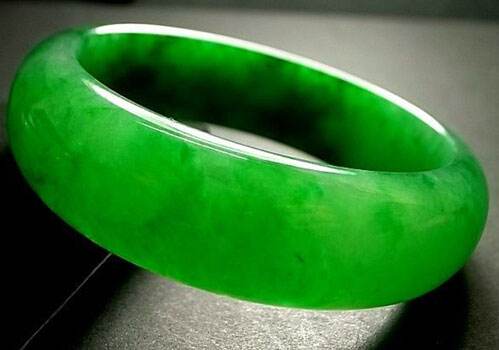 翡翠手镯盘玩注意事项,佩戴翡翠手镯的注意事项-第2张图片-翡翠网 翡翠手镯盘玩注意事项,佩戴翡翠手镯的注意事项-第2张图片-翡翠网