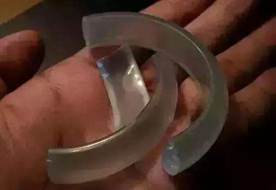 翡翠手镯摔坏了怎么办翡翠手镯坏了我赔吗-第1张图片-翡翠网 翡翠手镯摔坏了怎么办翡翠手镯坏了我赔吗-第1张图片-翡翠网