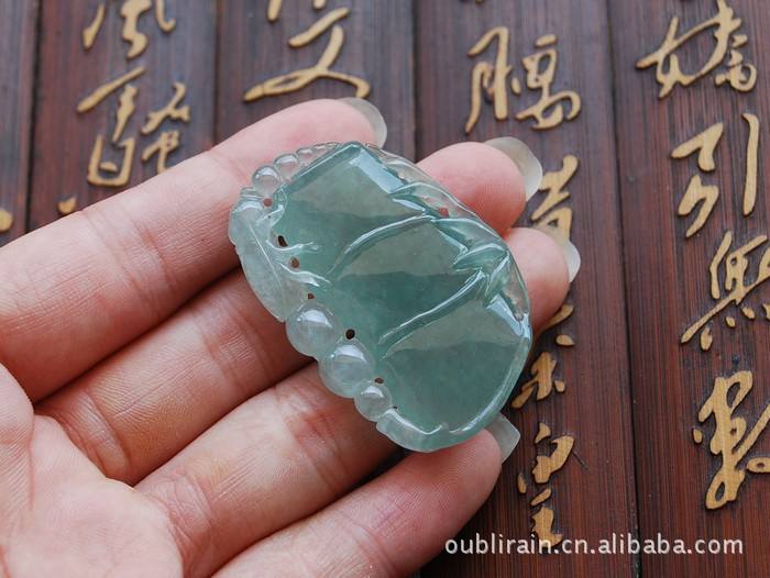 一般翡翠吊坠价格鉴定钻石需要多少钱-第2张图片-翡翠网 一般翡翠吊坠价格鉴定钻石需要多少钱-第2张图片-翡翠网