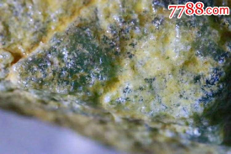 像玉石的翡翠原石,女人带翡翠好还是玉好-第1张图片-翡翠网 像玉石的翡翠原石,女人带翡翠好还是玉好-第1张图片-翡翠网