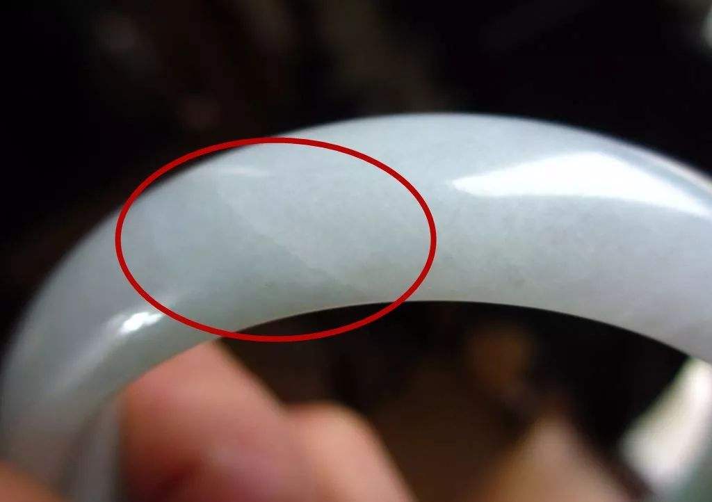 翡翠手镯有白色絮状物吗翡翠手镯里一团团白的是什么-第2张图片-翡翠网 翡翠手镯有白色絮状物吗翡翠手镯里一团团白的是什么-第2张图片-翡翠网