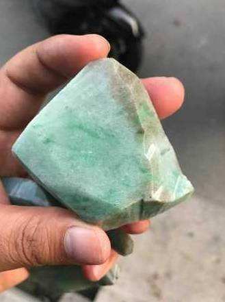 翡翠原石赌色料的秘诀,翡翠原石赌性太大-第1张图片-翡翠网 翡翠原石赌色料的秘诀,翡翠原石赌性太大-第1张图片-翡翠网