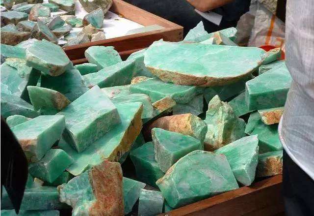 河流寻找翡翠原石,翡翠原石帝王绿180亿-第2张图片-翡翠网 河流寻找翡翠原石,翡翠原石帝王绿180亿-第2张图片-翡翠网