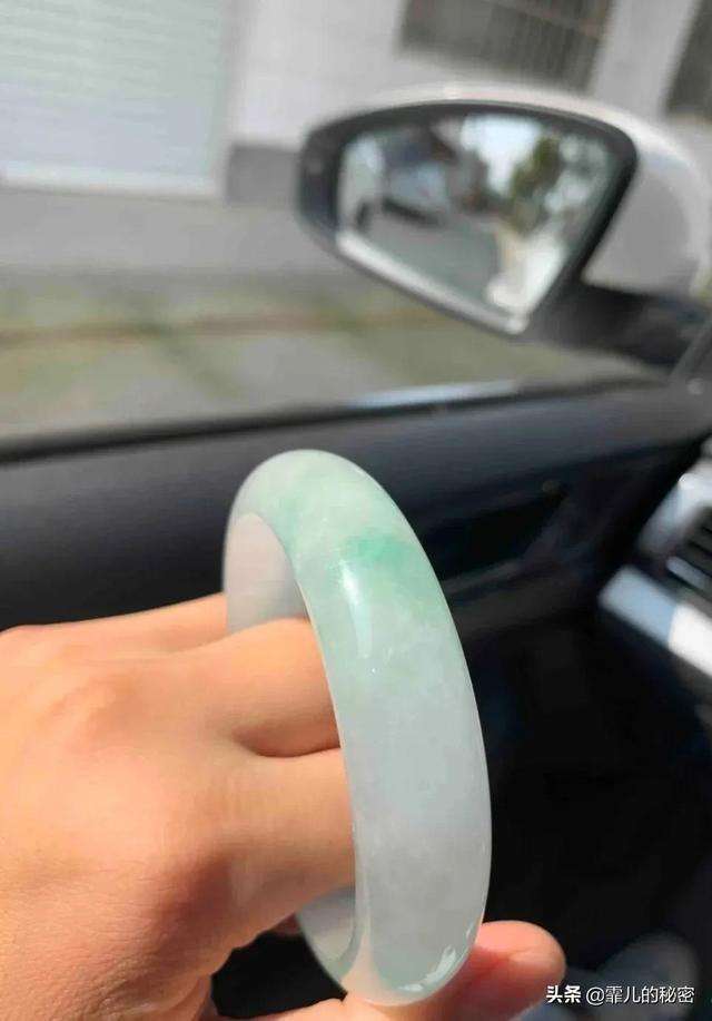 翡翠c货价格,连云港翡翠手镯怎么那么便宜-第1张图片-翡翠网 翡翠c货价格,连云港翡翠手镯怎么那么便宜-第1张图片-翡翠网