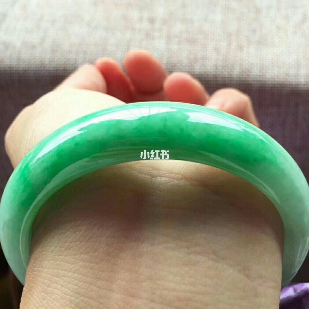 怎么选择圈口合适的翡翠手镯老年人合适戴翡翠手镯吗-第1张图片-翡翠网 怎么选择圈口合适的翡翠手镯老年人合适戴翡翠手镯吗-第1张图片-翡翠网