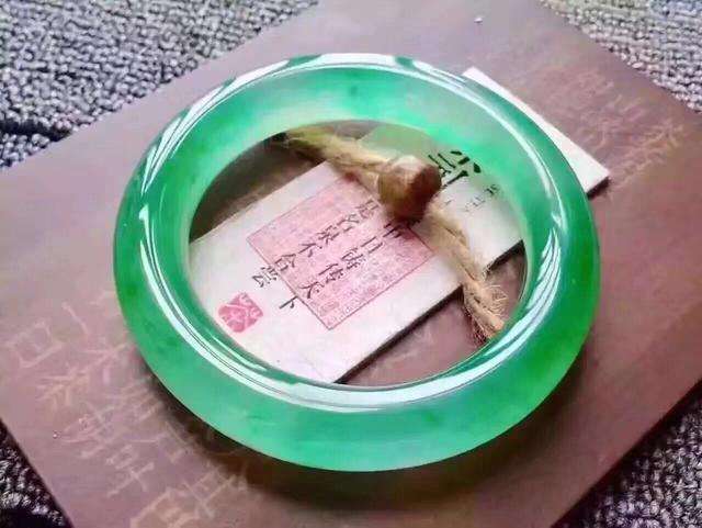 怎么选择圈口合适的翡翠手镯老年人合适戴翡翠手镯吗-第2张图片-翡翠网 怎么选择圈口合适的翡翠手镯老年人合适戴翡翠手镯吗-第2张图片-翡翠网