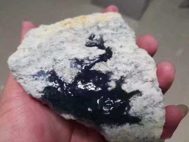 翡翠原石保存方法翡翠切开后不抛光图片-第1张图片-翡翠网 翡翠原石保存方法翡翠切开后不抛光图片-第1张图片-翡翠网